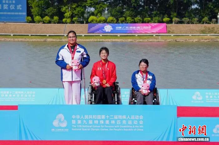 辽宁女子选手刘爽在全国第十二届残疾人运动会