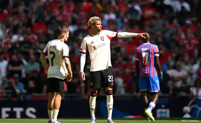 利物浦管理层与教练组危机浮现 爱德华兹、休斯