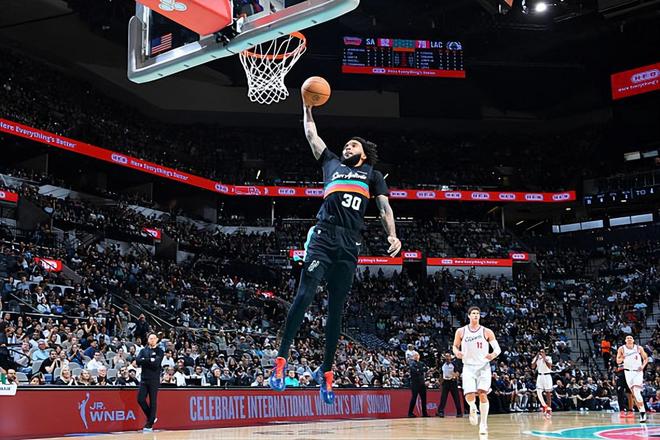 马刺力克火箭豪取四连胜 尚帕尼爆发成关键先生